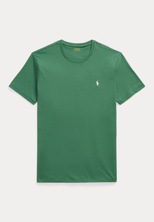 Zielony t-shirt z krótkim rękawem i okrągłym dekoltem z małym białym logo konia Polo Ralph Lauren na lewej piersi.