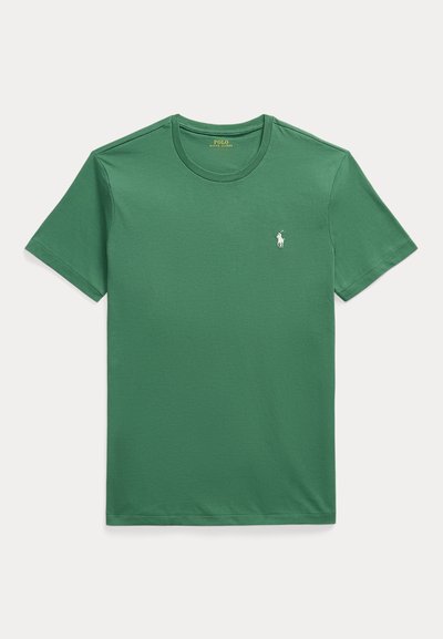 Zielony t-shirt z krótkim rękawem i okrągłym dekoltem z małym białym logo konia Polo Ralph Lauren na lewej piersi.