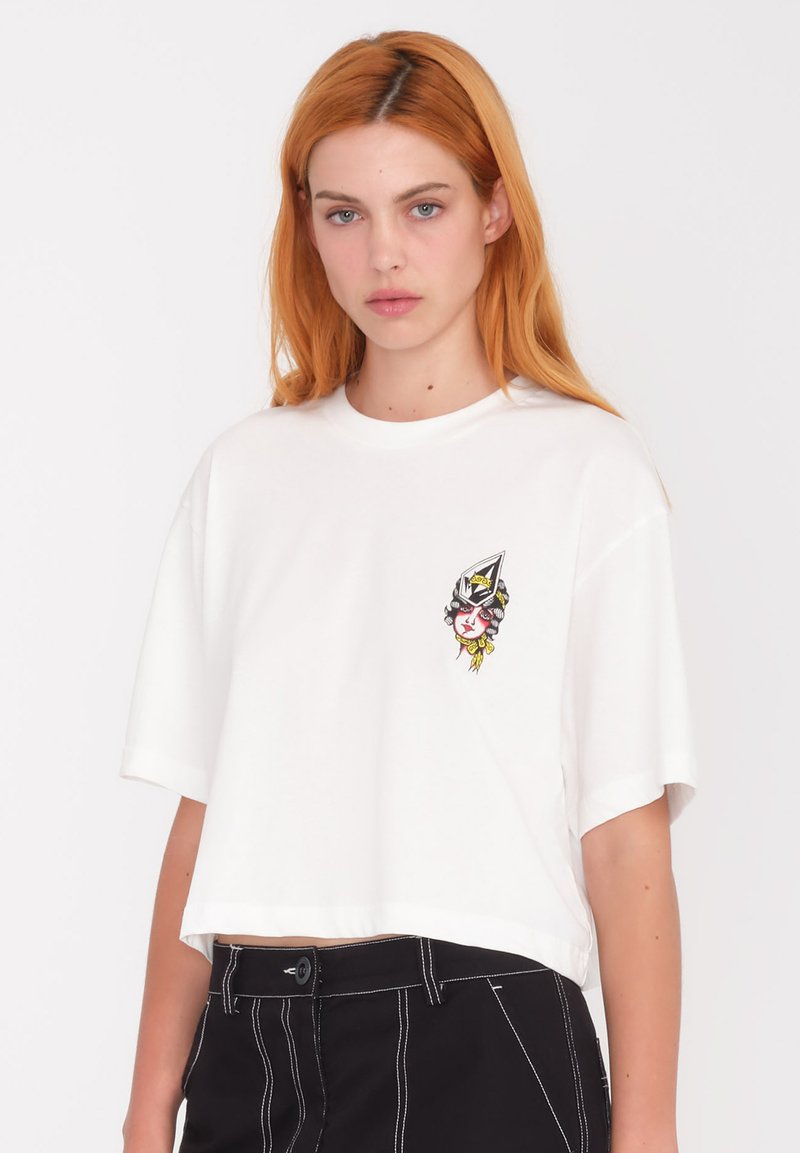 Camiseta corta blanca hecha de algodón suave. Presenta un diseño gráfico colorido en el lado izquierdo del pecho. Manga corta y corte relajado.