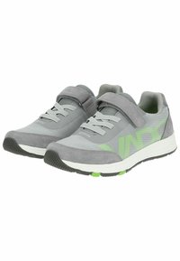 Graue Sportschuhe mit einem Mesh-Obermaterial, Wildlederakzenten und einem Klettverschluss. Grüne Details an der Seite, weiße Zwischensohle und strukturierte Außensohle.