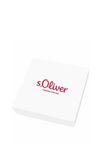 Caja blanca con una textura suave, con el texto rojo "s.Oliver FASHION FOR LIFE" en la parte superior, de forma cuadrada y diseño minimalista.