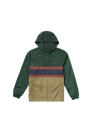 Grüne Kapuzenjacke mit einem Farbblockdesign, das dunkle grüne, braune und marineblaue horizontale Streifen aufweist; aus leichtem, glänzendem Material gefertigt.
