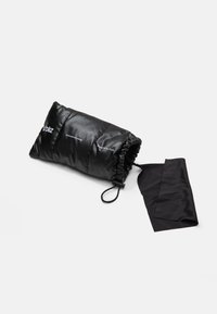Borsa di stoccaggio imbottita nera con chiusura a coulisse, caratterizzata da una superficie liscia e riflettente e testo bianco stampato. Include una fodera in tessuto nera removibile.