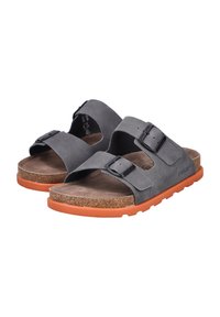 Sandali in pelle grigia con due cinturini regolabili, hardware nero e soletta in sughero. La suola è arancione con un motivo di grip testurizzato.