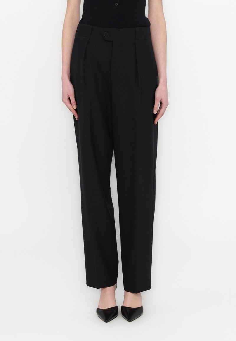 Pantalons ajustés noirs avec une taille haute, un devant plissé et une fermeture à un seul bouton. Tissu lisse avec une coupe ample et des jambes droites.
