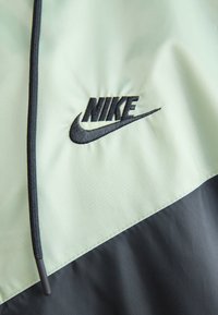 Nike Sportswear Vetrovka - black/jade horizon