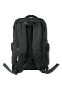 Sac à dos noir avec des bretelles rembourrées, un dos en filet, plusieurs poches zippées et une sangle de poitrine ajustable. Construction en tissu durable.