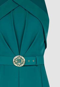 Abito color verde petrolio con design a incrocio, cintura larga con fibbia dorata ornata e dettagli plissettati sul davanti. Tessuto dalla texture liscia.