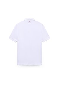 Hvid kortærmet polo med klassisk krave, glat bomuldstekstur og tre små farvede prikker på ryggen.