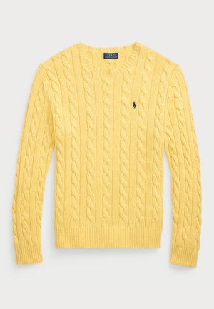 Pull à mailles jaunes avec un col rond, ourlet et poignets côtelés, arborant un petit logo sombre sur la poitrine gauche.