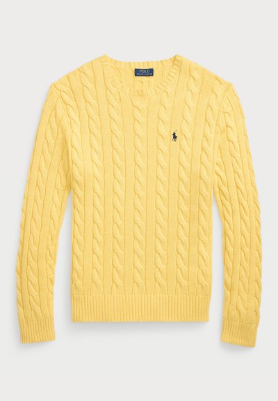 Pull à mailles jaunes avec un col rond, ourlet et poignets côtelés, arborant un petit logo sombre sur la poitrine gauche.