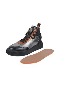 Wysokie sneakersy charakteryzujące się metaliczno-skalistym wzorem w kolorze czarnym i srebrnym, pomarańczowymi akcentami, gumową podeszwą oraz wyjmowaną, jasnobrązową wkładką. Teksturowane wykończenie ze skóry.