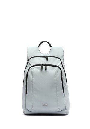 Hellgrauer Rucksack mit zwei vorderen Reißverschlusstaschen, schwarzen Reißverschlüssen, einem oberen Griff und einem kleinen rechteckigen Logo-Patch unten in der Mitte.