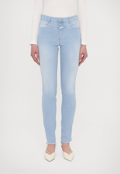 Hellblaue Skinny-Jeans aus Denim mit hoher Taille, versehen mit einem Knopfverschluss, Vordertaschen und ausgefransten Säumen.