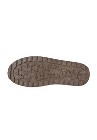Suela de zapato de goma marrón con una superficie texturizada. Presenta un patrón de triángulos y tacos rectangulares para mejorar la tracción y la estabilidad.