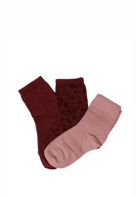Trois paires de chaussettes : rouge foncé avec un subtil éclat, rouge foncé avec un motif léopard, et rose clair, toutes présentant une texture douce.