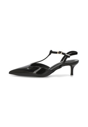 Tacones slingback de charol negro con punta afilada y tacón estrecho, que presentan un diseño de tira en T y un pequeño acento de hebilla dorada.