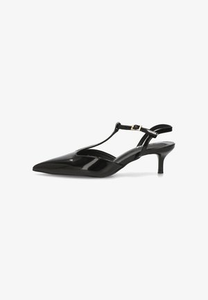 Tacones slingback de charol negro con punta afilada y tacón estrecho, que presentan un diseño de tira en T y un pequeño acento de hebilla dorada.