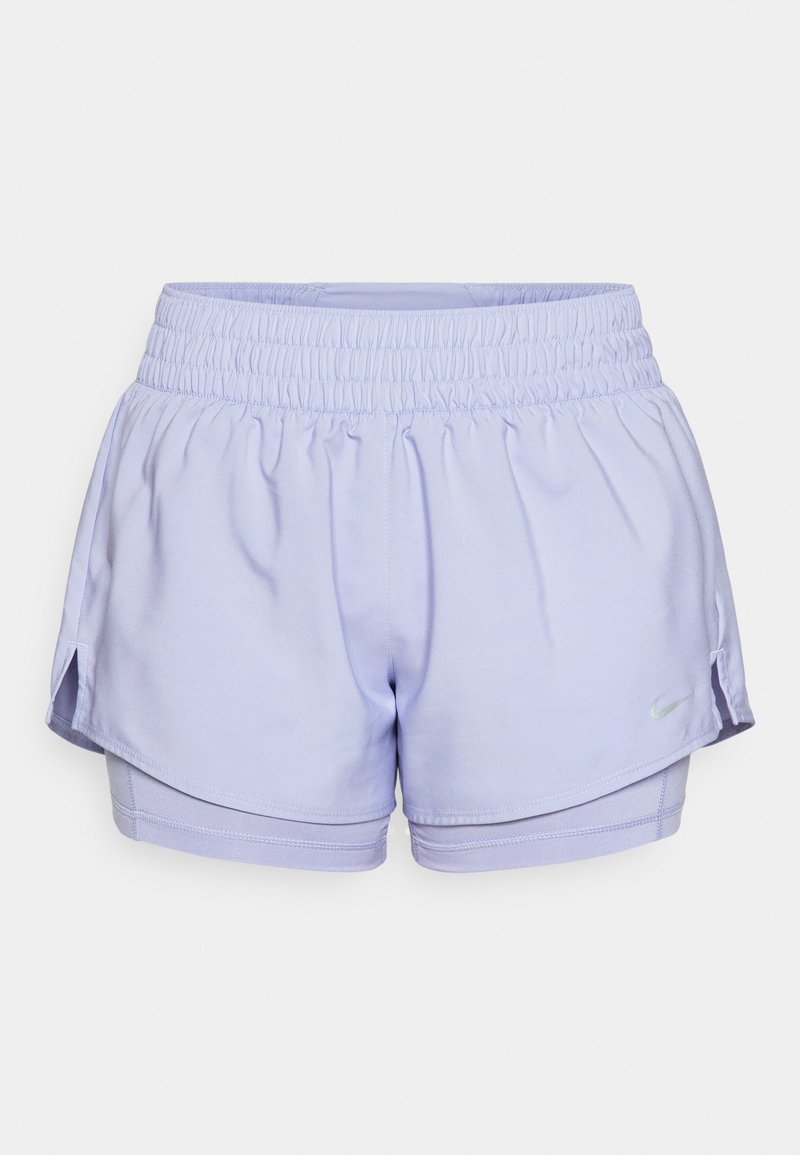 Pantalones cortos deportivos color lila, hechos de una tela suave, con una banda elástica en la cintura, aberturas laterales y un sutil acento de logo en el dobladillo.