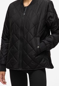 Černá prošívaná bomber bunda z hladkého syntetického materiálu, s předním zipem, bočními kapsami, žebrovanými manžetami a lemem.