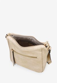 Bolso cruzado de cuero beige con cierre superior de cremallera, bolsillo exterior con cremallera y detalle del logotipo. El interior cuenta con un forro suave. Correa ajustable.