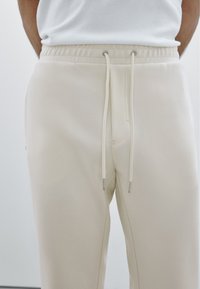 Massimo Dutti JOGGER FIT - Jogginghose - beige