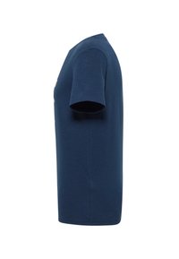 marineblaues T-Shirt mit kurzen Ärmeln aus weichem Stoff; hat einen Rundhalsausschnitt und eine lockere Passform, mit einem schlichten Design und ohne sichtbare Logos oder Muster.