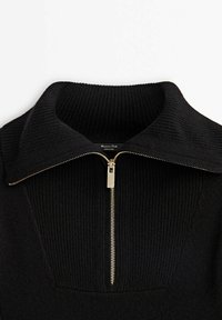 Pull noir en maille côtelée avec demi-fermeture éclair dorée et large col plié ouvert.