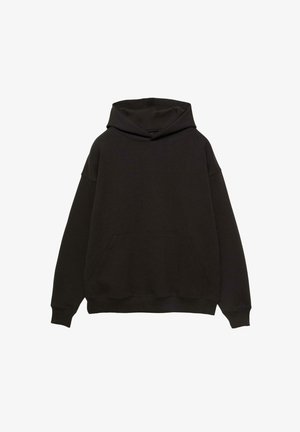 Schwarzer oversize Hoodie mit einer vorderen Kängurutasche sowie gerippten Bündchen und Saum, auf einem weißen Hintergrund präsentiert.