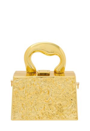 Guld håndtaske med en struktureret overflade, trapezformet, og et glat, buet håndtag. Har en metalspænde og en blank finish.
