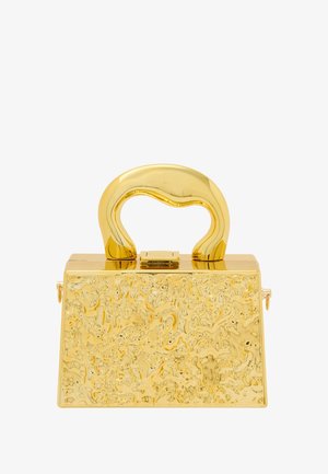 Guld håndtaske med en struktureret overflade, trapezformet, og et glat, buet håndtag. Har en metalspænde og en blank finish.