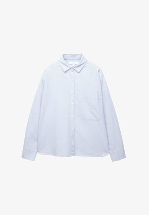 Vaaleansininen ja valkoinen pystysuora raidallinen pitkähihainen nappipaitakuvio, jossa on kaulus ja rintatasku.