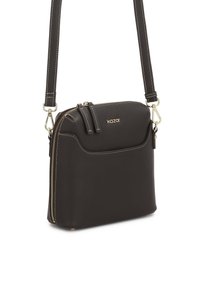 Tmavohnedá kožená crossbody taška so zlatým zipsom a logom "kazar", nastaviteľným popruhom a bielym kontrastným prešívaním.