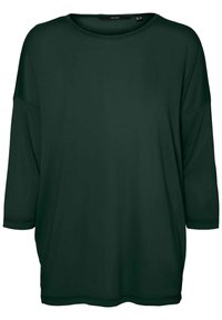 Donkergroene, oversized top van een gladde stof. Heeft een ronde halslijn en driekwart mouwen met omgeslagen boorden.