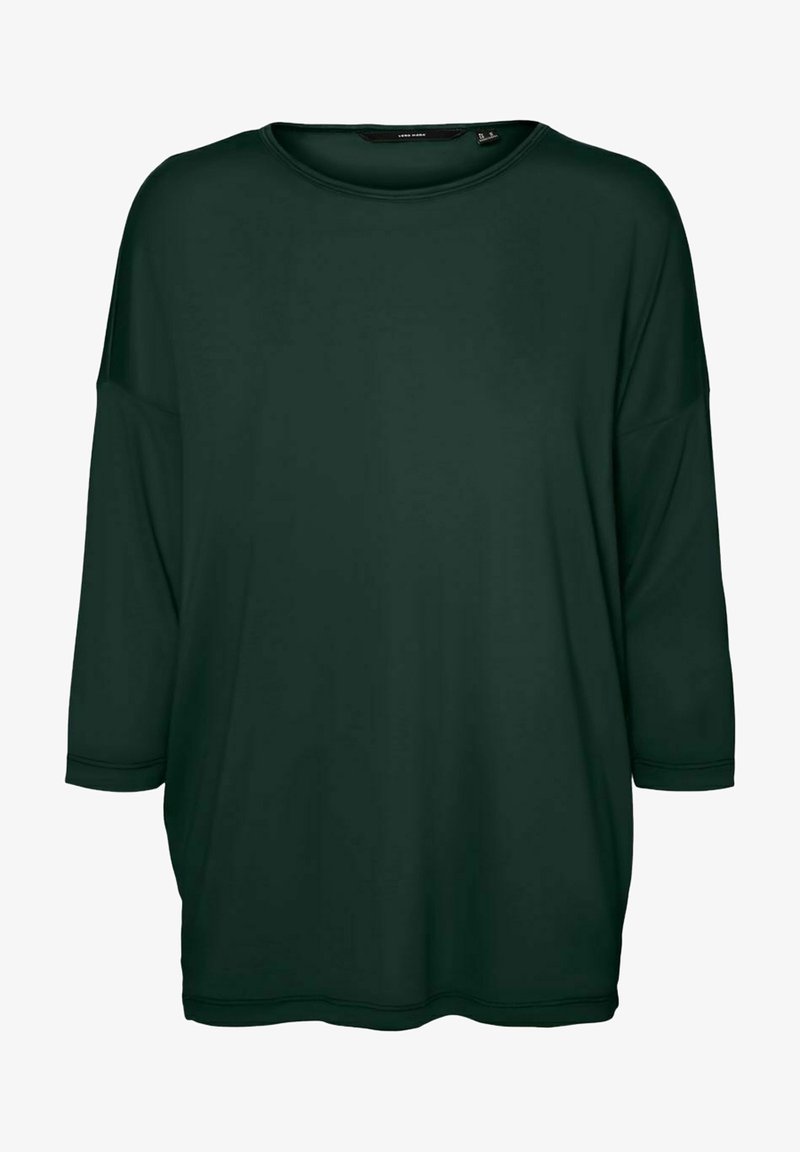 Donkergroene, oversized top van een gladde stof. Heeft een ronde halslijn en driekwart mouwen met omgeslagen boorden.