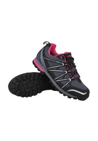 Zapatos ligeros para exteriores en gris oscuro con acentos rosas. Cuentan con una suela de goma texturizada, cordones negros y detalles reflectantes en los laterales.