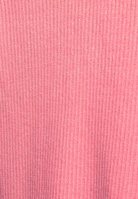 Prążkowana tkanina w delikatnym odcieniu różu, z drobnymi pionowymi paskami. Tekstura wygląda na gładką z lekkim połyskiem.