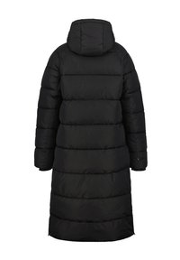 Abrigo puffer negro con capucha, que presenta un diseño largo y acolchado. La tela es suave con secciones acolchadas horizontales y acentos de puños elásticos.