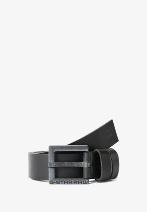 Zwarte leren riem met een gestructureerde afwerking, voorzien van een rechthoekige metalen gesp met een verouderde zilveren kleur en opdruk van het merk.