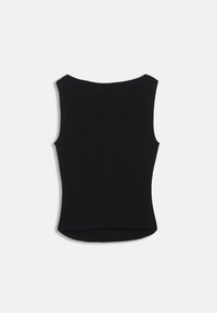 Juodas be rankovių topas su apvaliu kaklu ir lygiu paviršiumi. Savybė yra šiek tiek išlenktas apatinis kraštas. Pagamintas iš lengvos, tamprios medžiagos.