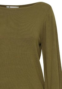 Maglione a maniche lunghe color verde oliva, con scollo a barca ampio e texture a costine. Tessuto liscio con dettagli di cucitura minimi.