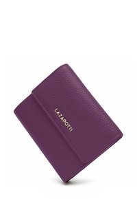 Portafoglio in pelle viola con finitura tessurizzata, dotato di un logo dorato e chiusura a scatto. Design compatto con bordi cuciti e angoli arrotondati.