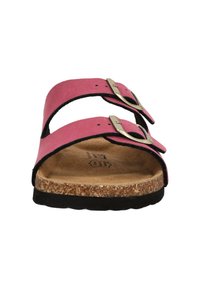 Sandales en daim rose avec deux brides réglables, boucles argentées, semelle intérieure en liège naturel et semelle extérieure en caoutchouc noir.