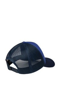 Marineblaue Kappe mit Netzrücken, gebogenem Schirm und einem Knopf oben; verstellbarer Riemen hinten für die Größenanpassung.