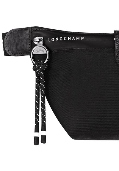 Schwarze Stofftasche mit einem strukturierten Ledergriff, ausgestattet mit einem Metallreißverschluss und geflochtenen Zugbändern mit weißen Akzenten. Markenlogo sichtbar.