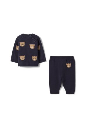 Marineblauer Babypullover- und Hosen-Set mit gestrickten Teddybär-Gesichtern auf dem Pullover und einem auf der Hose.