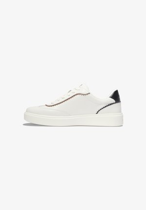 Weiße Low-Top-Sneaker mit schwarzem Fersenbereich und braunem, gewelltem Besatz entlang der Seitenflächen und der Schnürsenkelzone, flache Sohle, Seitenansicht.