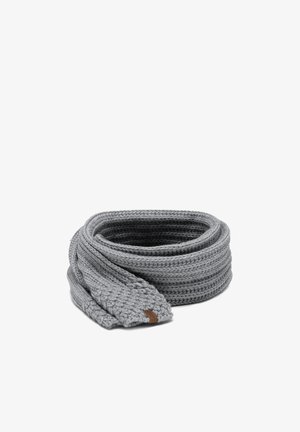 Sciarpa grigia lavorata a maglia con un design intrecciato e un'etichetta in pelle, presenta una consistenza morbida e una forma avvolgente per calore e comfort.