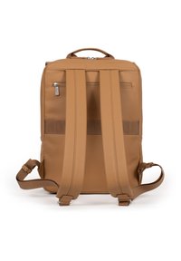 Zaino marrone realizzato in materiale sintetico liscio. Presenta spallacci imbottiti, una maniglia superiore e una tasca frontale con zip.