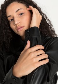 NA-KD SHIRT - Blusa com botões - black